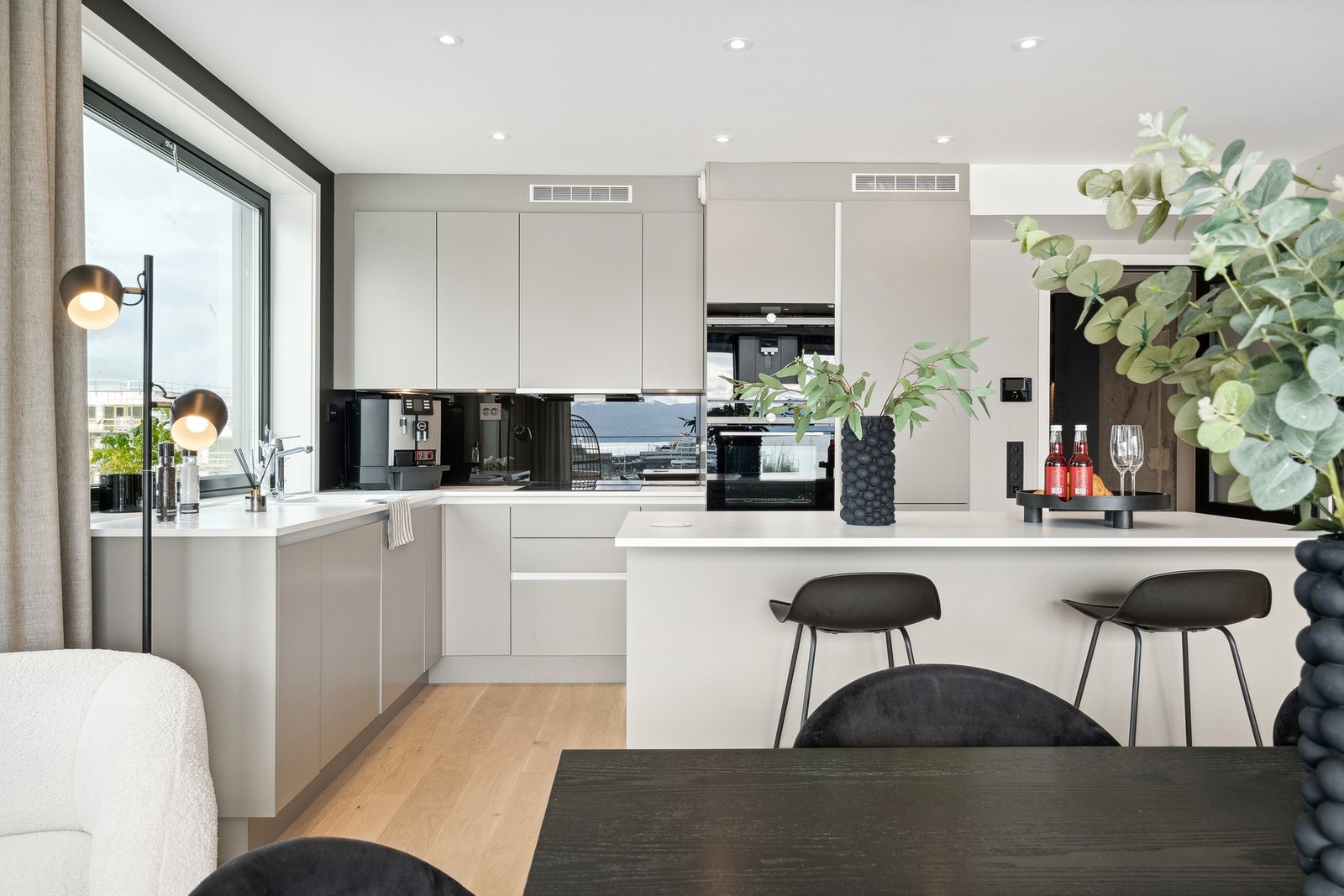 Leiligheten har en svært god planløsning. Det er lagt stor vekt på at utforming og lysflater skal gi en god atmosfære. Galleribilde