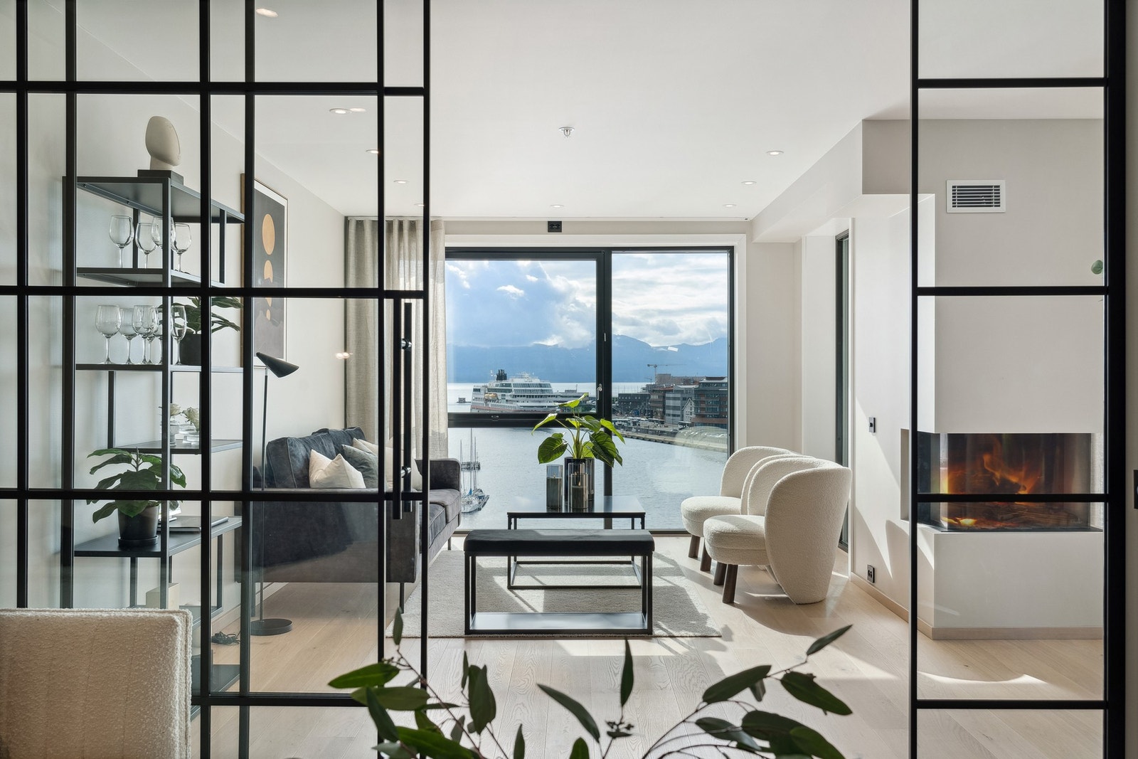 De unike skyvedørene, setter en elegant ramme mellom stue og en eventuell TV-stue. Galleribilde