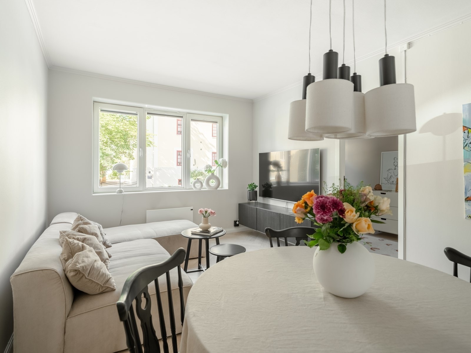 Stuen er et lyst og innbydende rom. Boligens beliggenhet i høy første etasje er også verdt å trekke frem som et stort pluss. Galleribilde