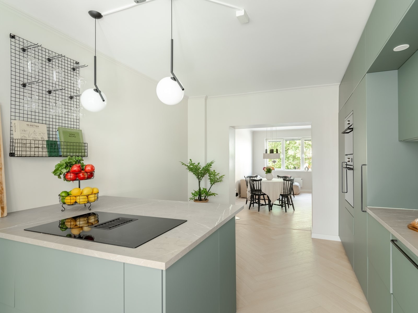 For det sies at kjøkkenet er boligens hjerte, og det kan vi absolutt si om dette. Kjøkkenet var helt nytt i 2021 og ligger i en delvis åpen løsning mot stuen. Galleribilde