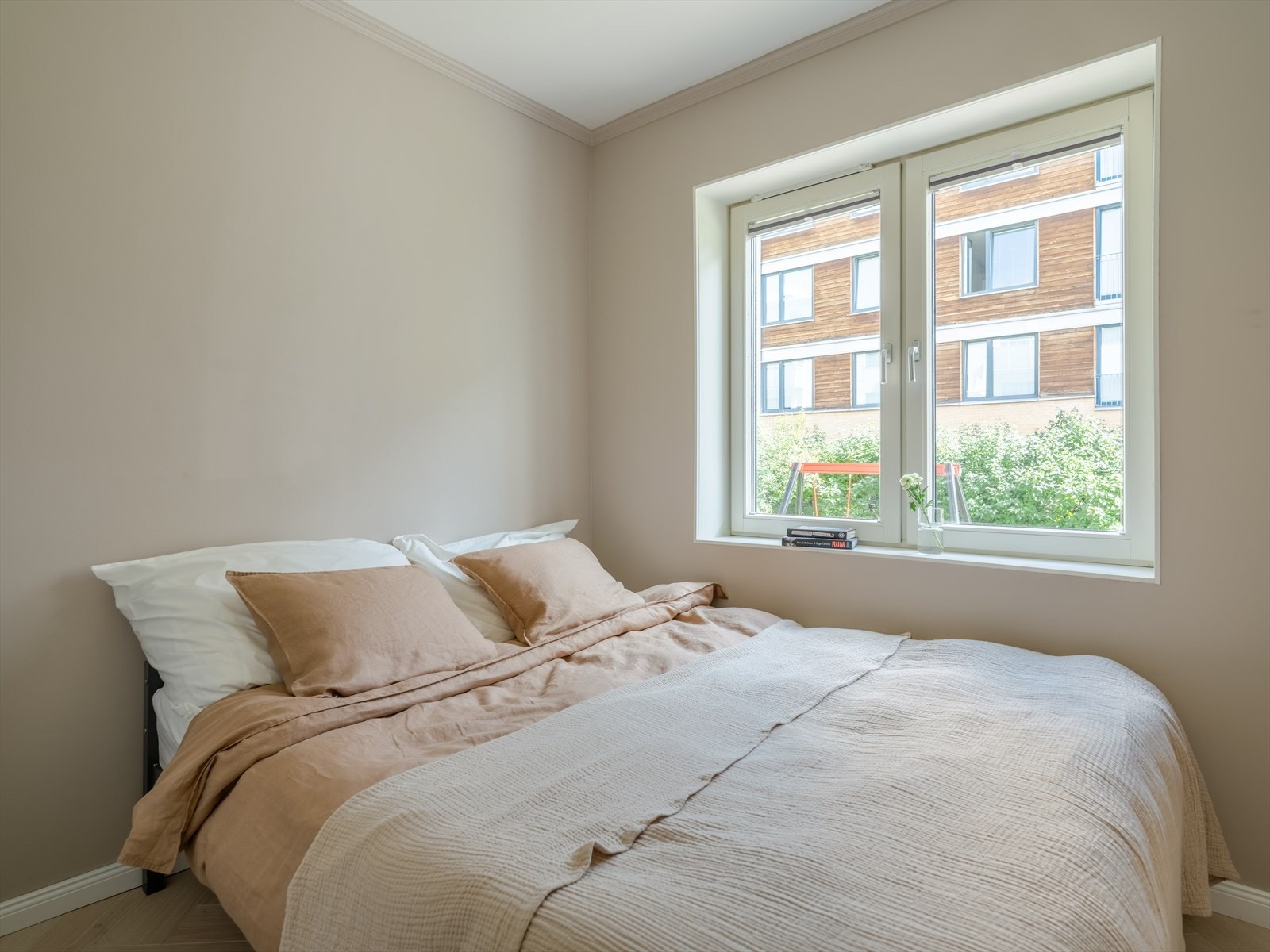 Rommet vender mot den grønne og rolige bakgården. Galleribilde