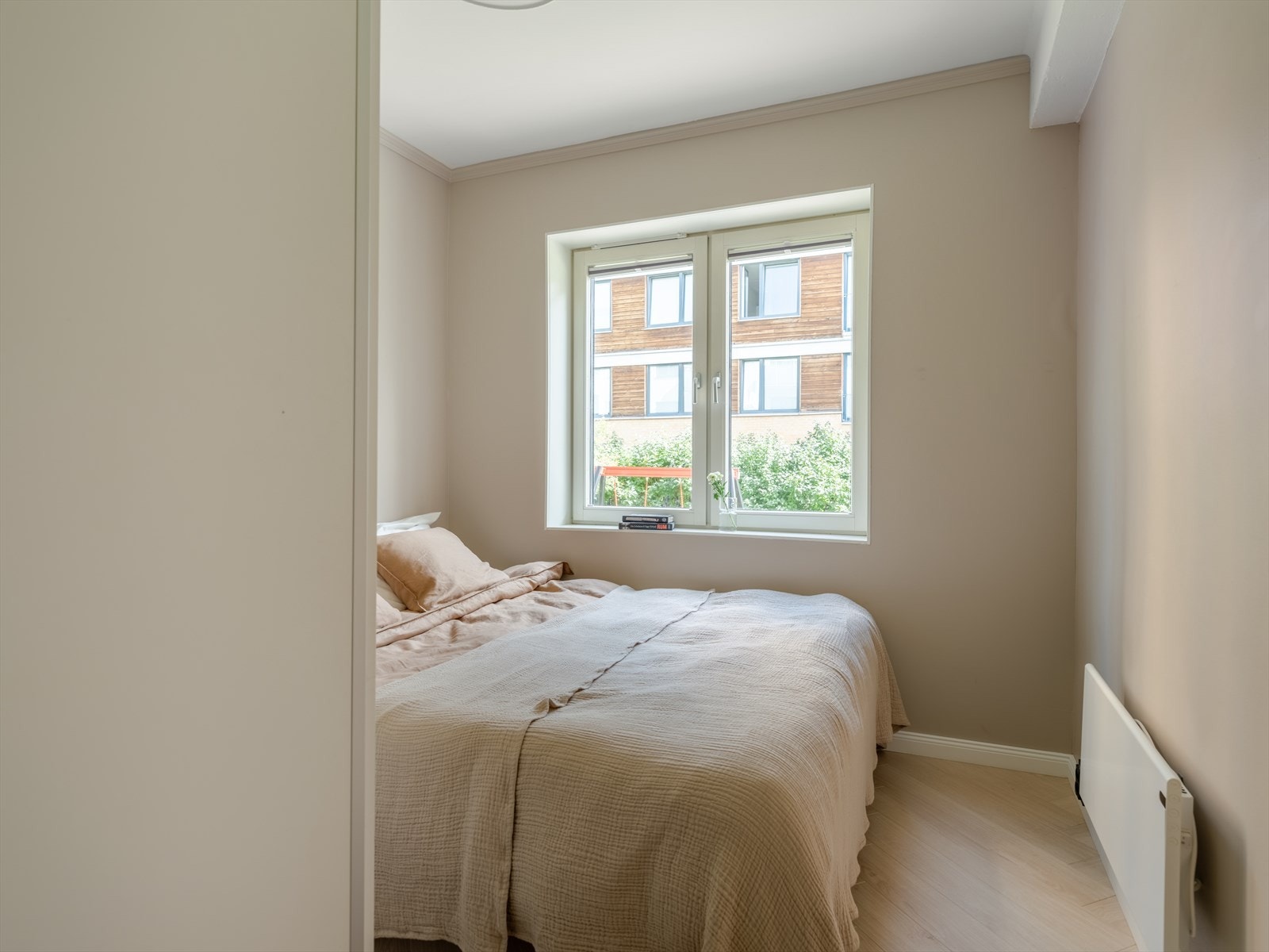 Med inngang fra entreen finner vi det største soverommet, som i dag benyttes som hovedsoverom. Galleribilde