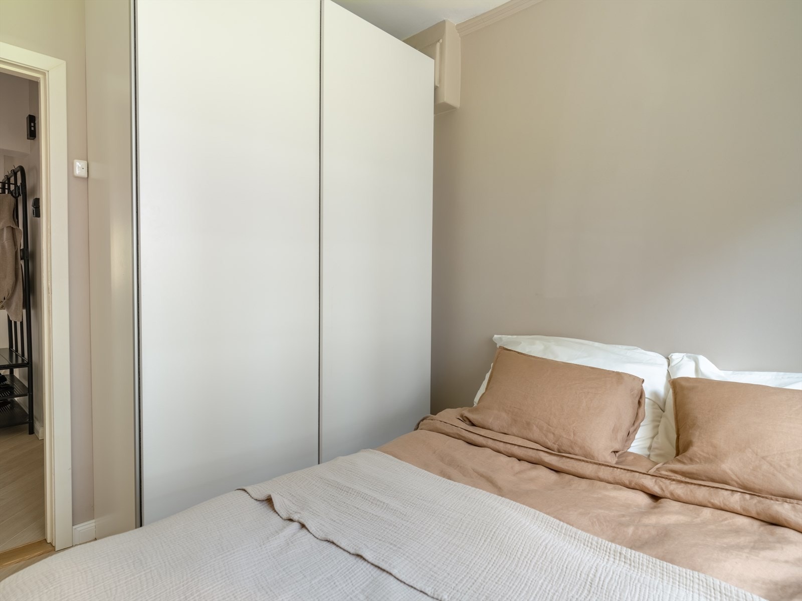 Og den praktiske skyvedørsgarderoben følger med på kjøpet. Galleribilde