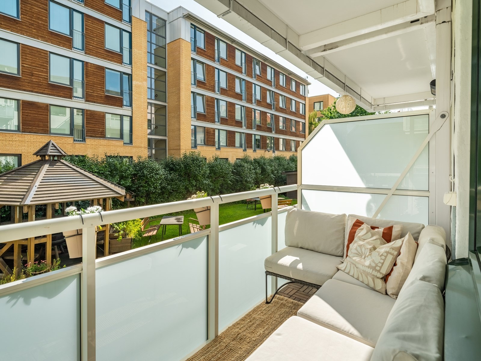 Balkongen er målt til ca. 5 kvadratmeter, meg god plass til både sittegruppe og grill. Galleribilde