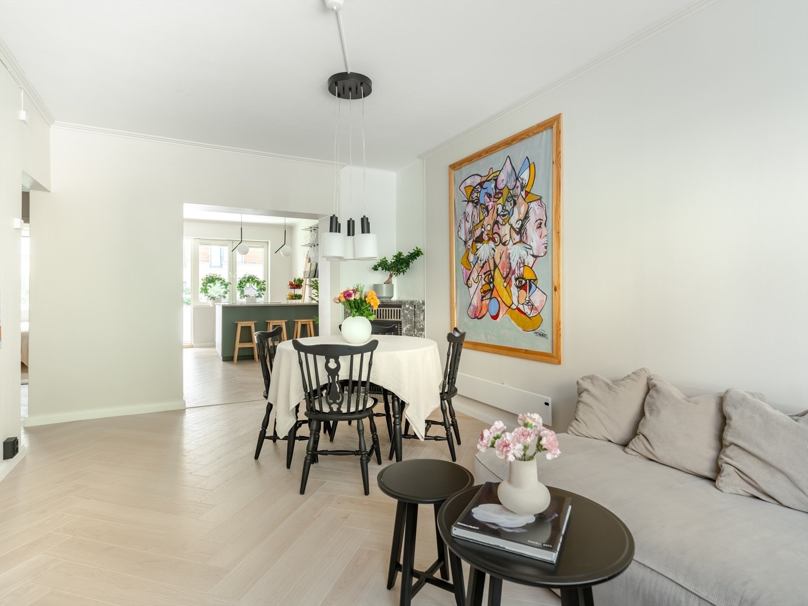 Stuen er også det naturlige oppholdsrommet i leiligheten, med god plass til både sofagruppe og spisebord. Galleribilde