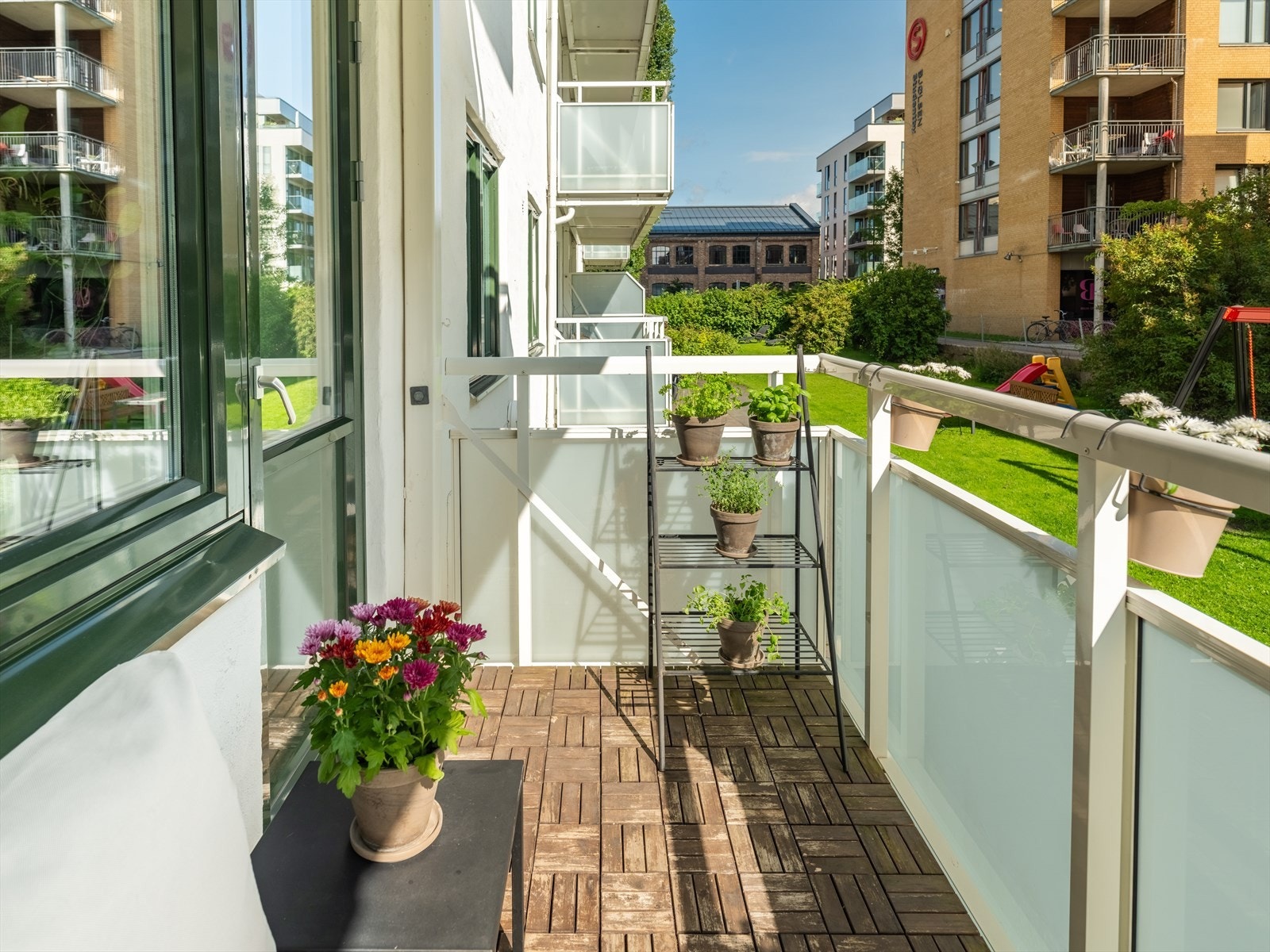 Balkongen ble oppført i 2012, samtidig som vinduene ble skiftet ut, og er vendt ut mot borettslagets koselige bakgård. Galleribilde