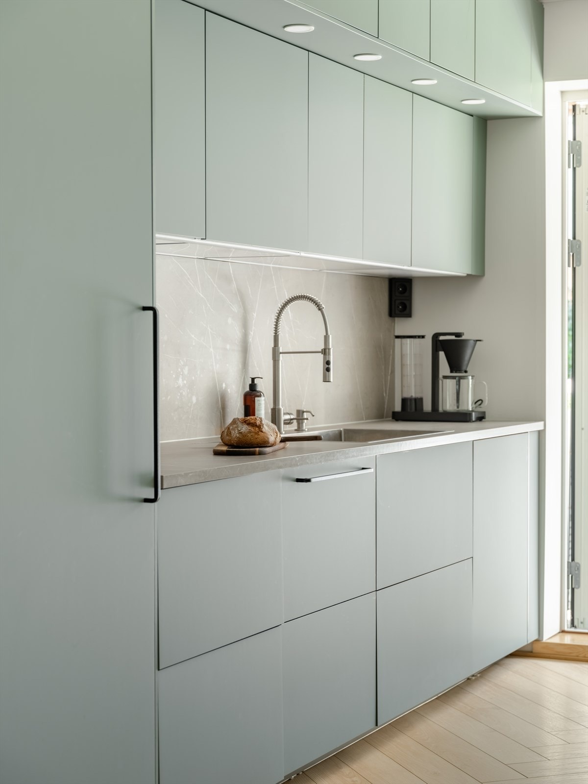 Innredningen består av glatte fronter, laminat benkeplater og ekstra stor stålkum med blandebatteri. Galleribilde