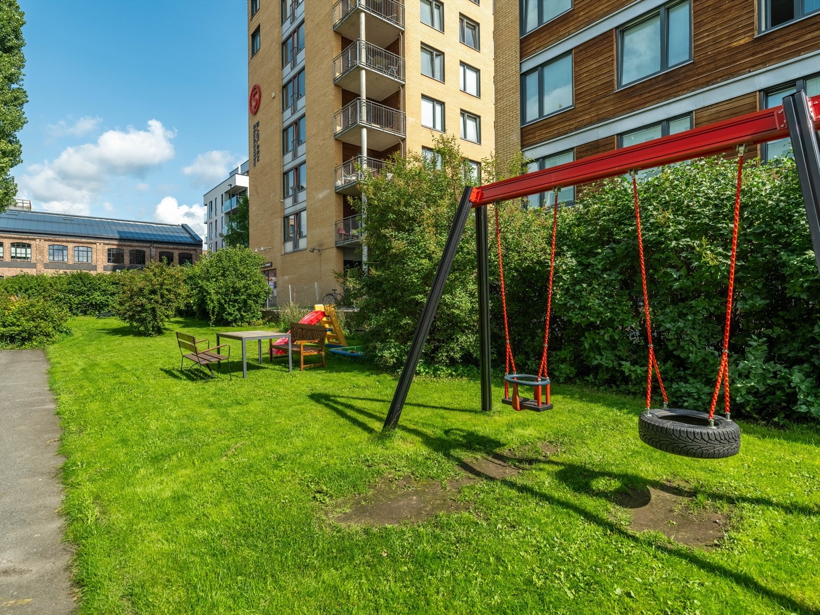På sommerhalvåret settes det ut sittegrupper til glede for de store, samt leker for de minste. I tillegg er det huskestativ og barnevognsskur her ute. Galleribilde