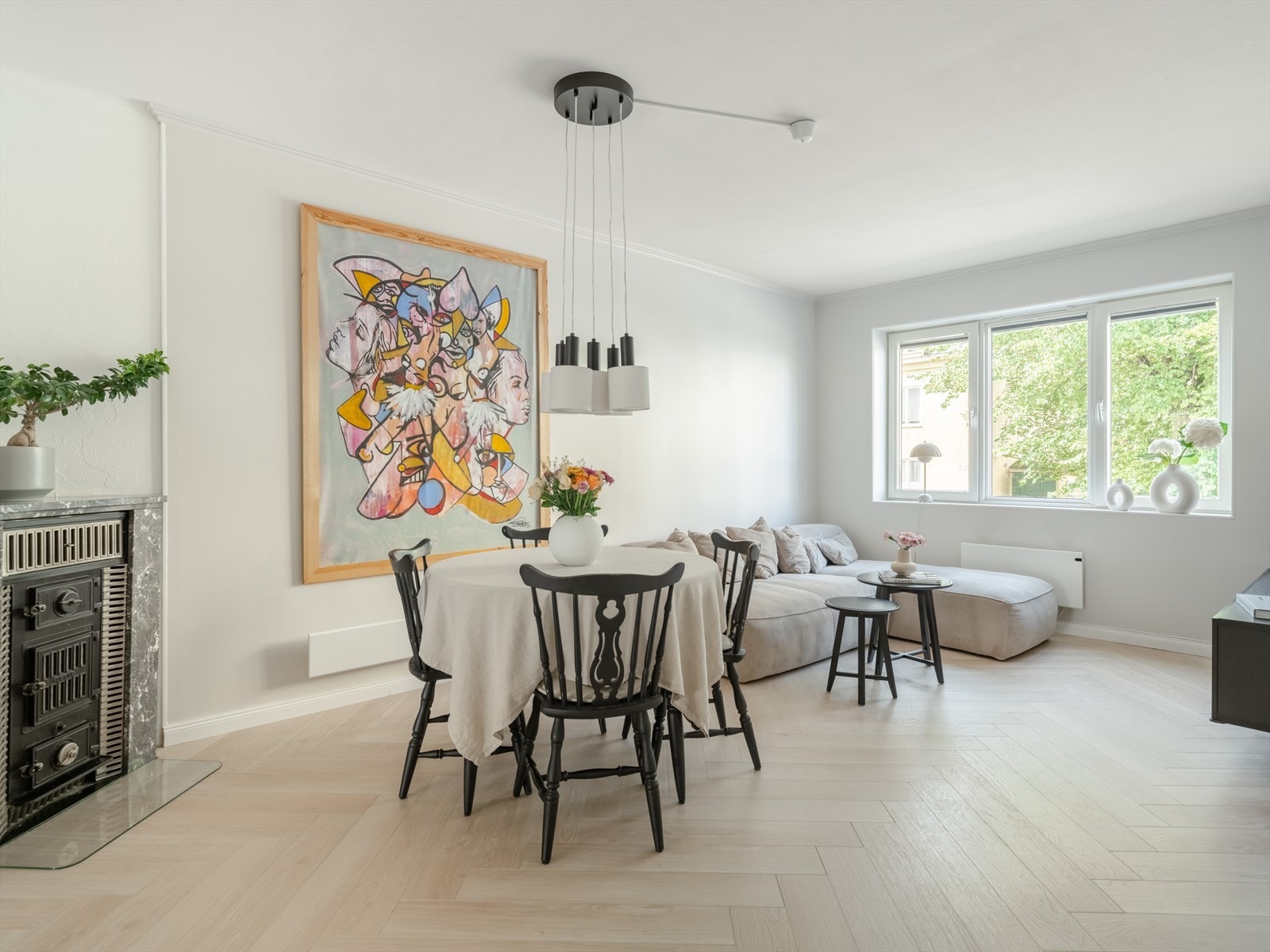 Stuen er romslig, og du nyter godt av lysinnslippet fra de store vindusflatene her inne. Galleribilde