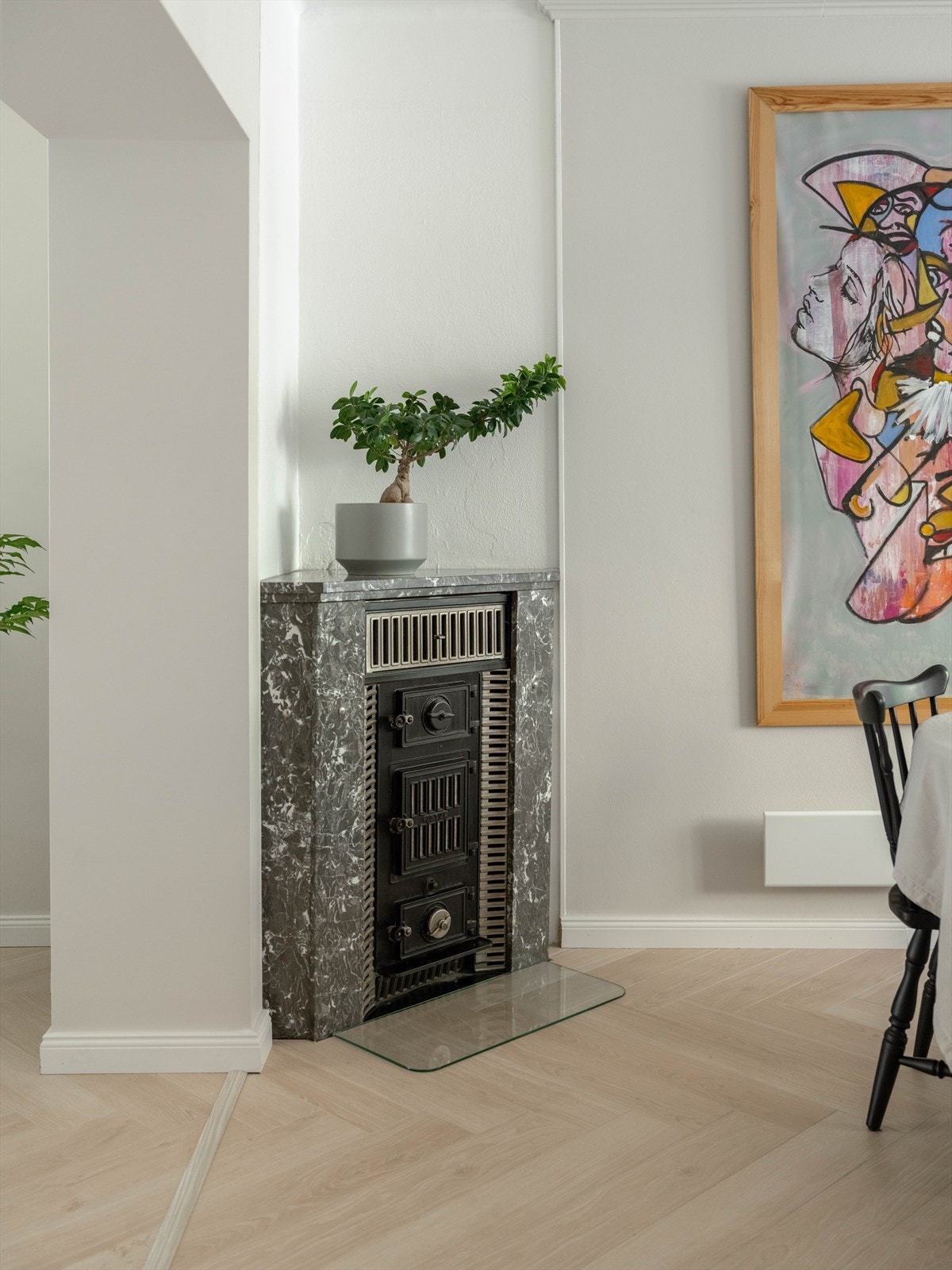 I hjørnet av stuen står en koselig og pen vedovn i marmor, som sørger for ekstra varme på kalde høst- og vinterdager. Galleribilde