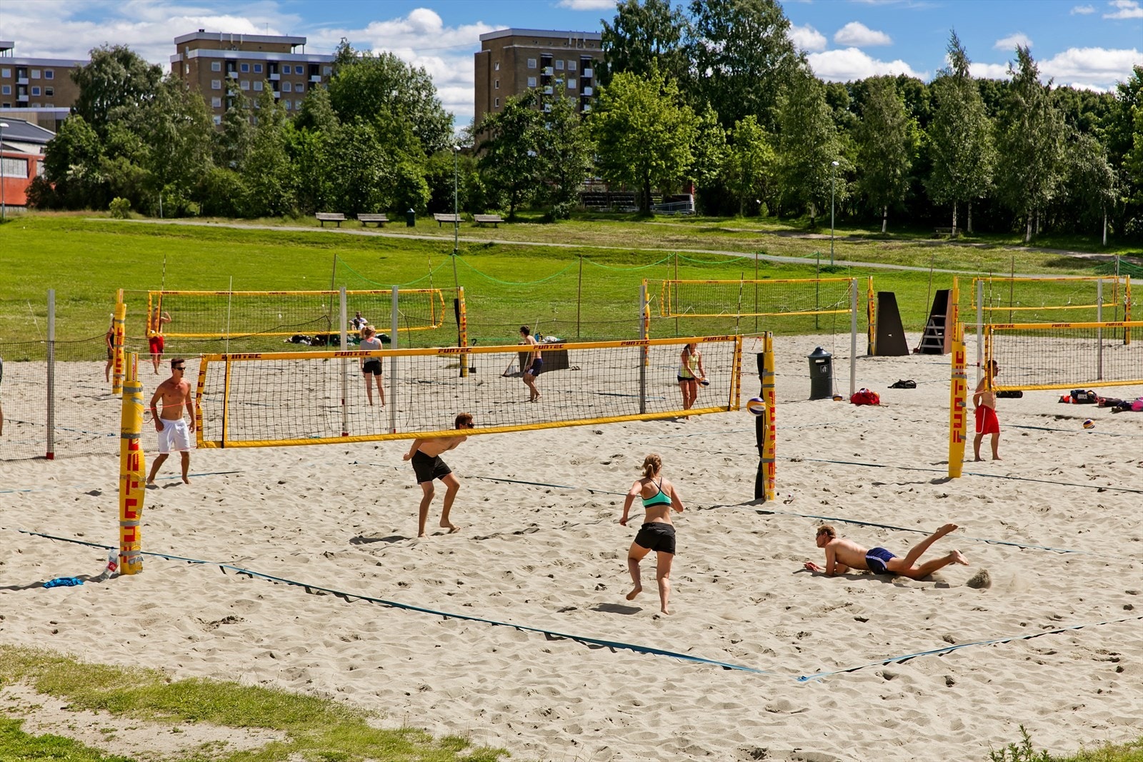 På Voldsløkka finner vi sandvolleyball-, fotball-, tennis- og landhockeybaner. Galleribilde