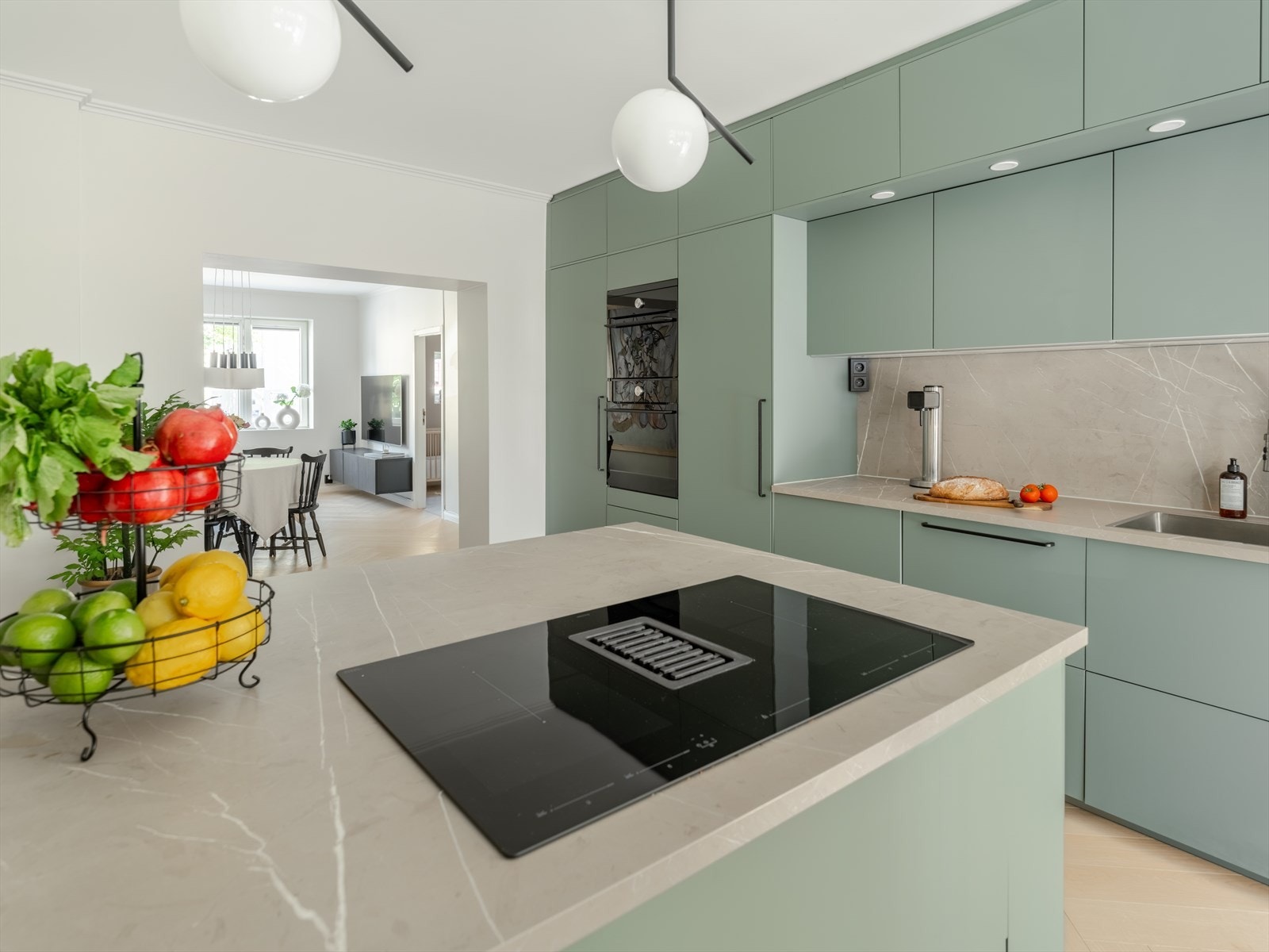 Her er det rikelig med både benke- og oppbevaringsplass, så med andre ord nok av plass til å invitere familie og venner for matlaging. Galleribilde