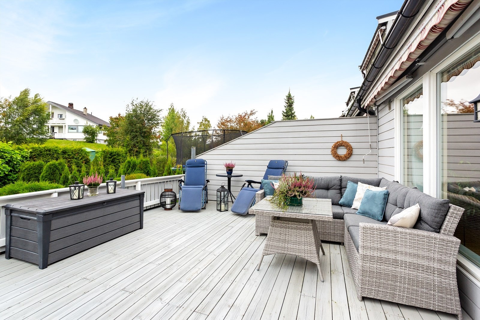 Terrassens fine størrelse gir plass til både spisegruppe og loungemøbler. Galleribilde