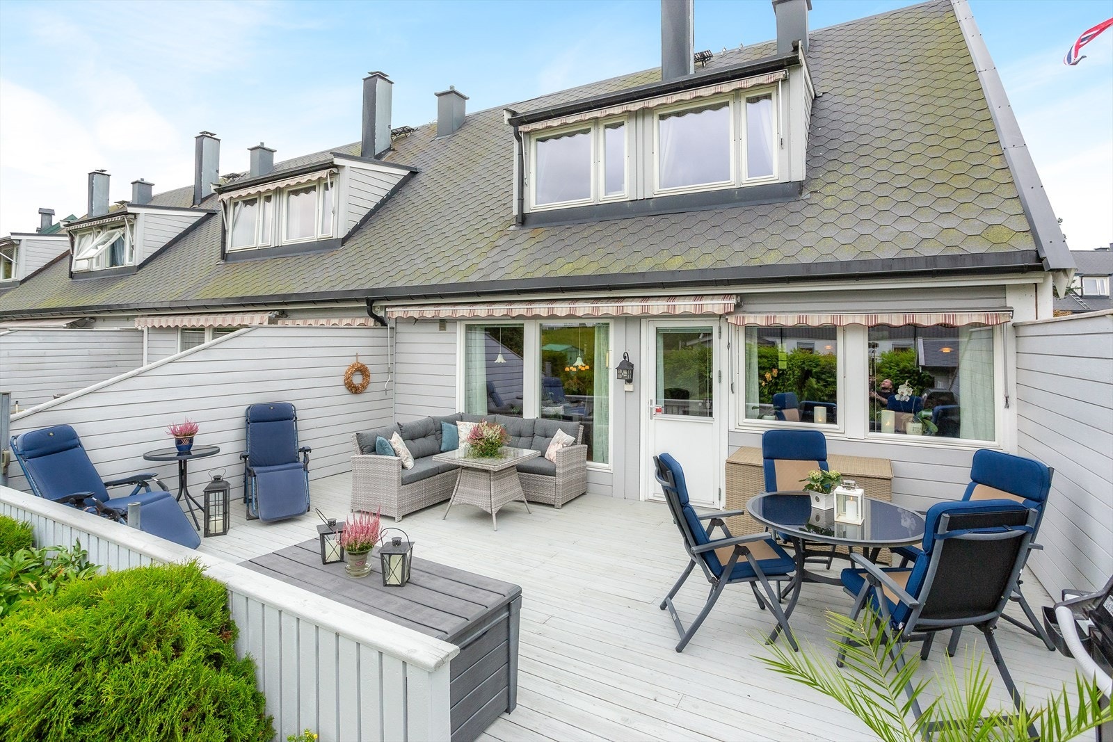 Mot hagen i vest er det bygd en solrik terrasse på ca. 32 kvm, med markise og god plass til møbler. Galleribilde