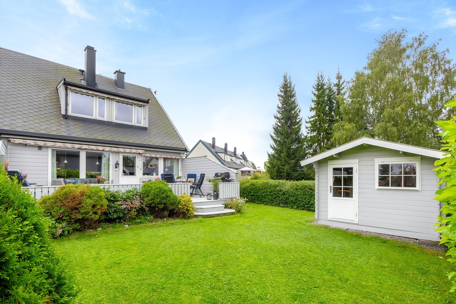 Hagen har god boltreplass på plen og rammes inn av hekk langs alle sider. Galleribilde