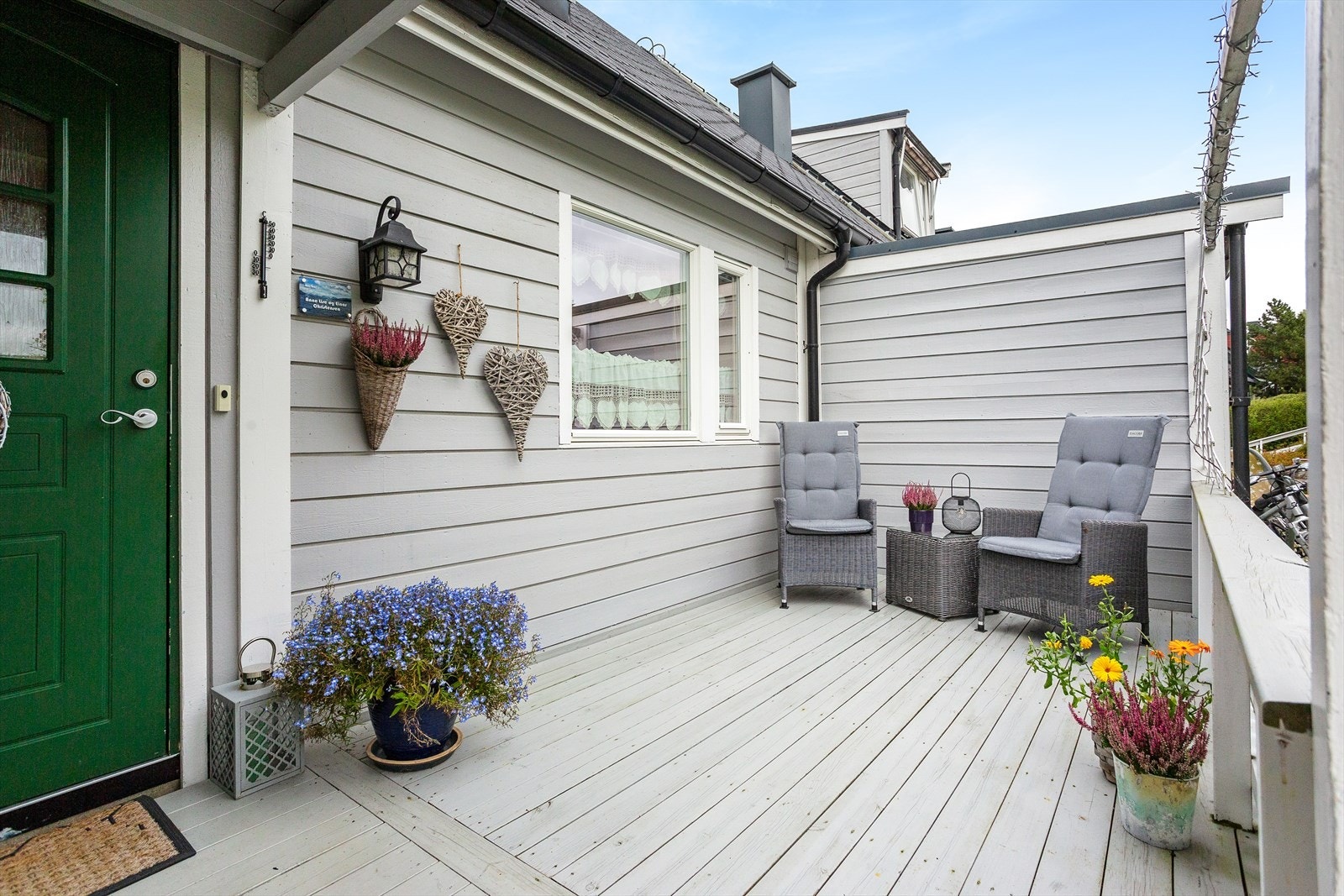 Her er det en skjermet terrasse med fin plass til møbler. Galleribilde