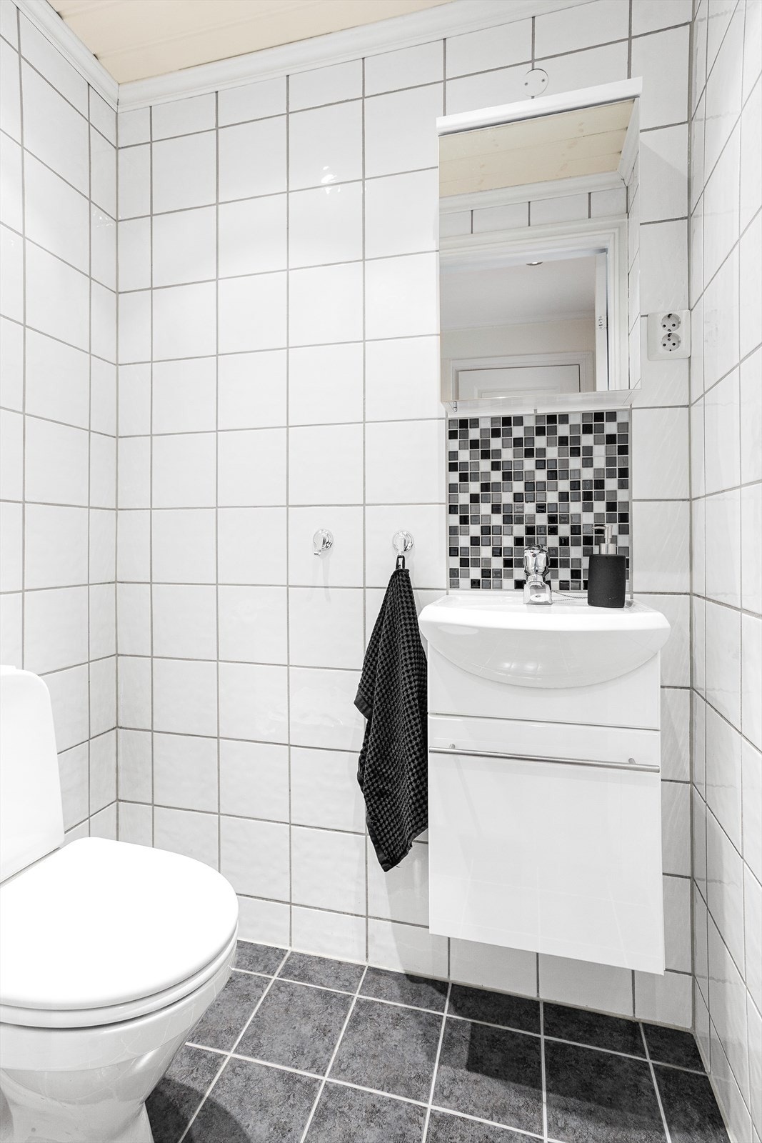 Pent toalettrom ved entréen. Galleribilde