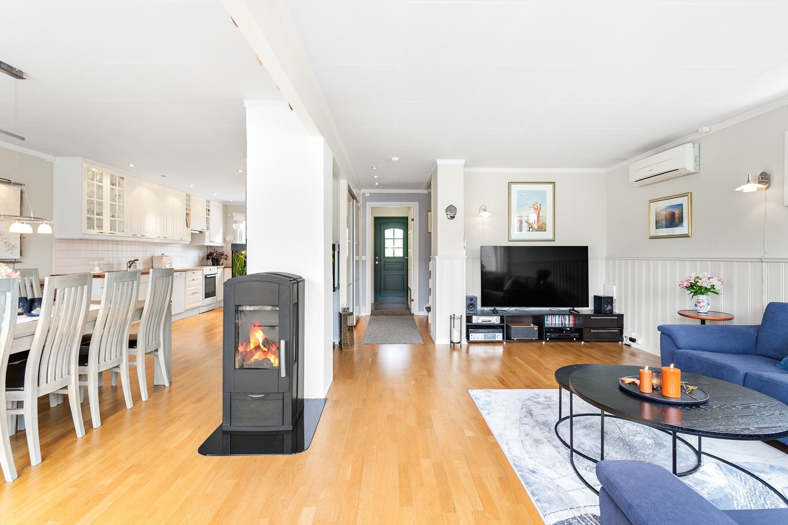 Mellom stue og spisestuesone står en peisovn for ekstra hygge. Galleribilde