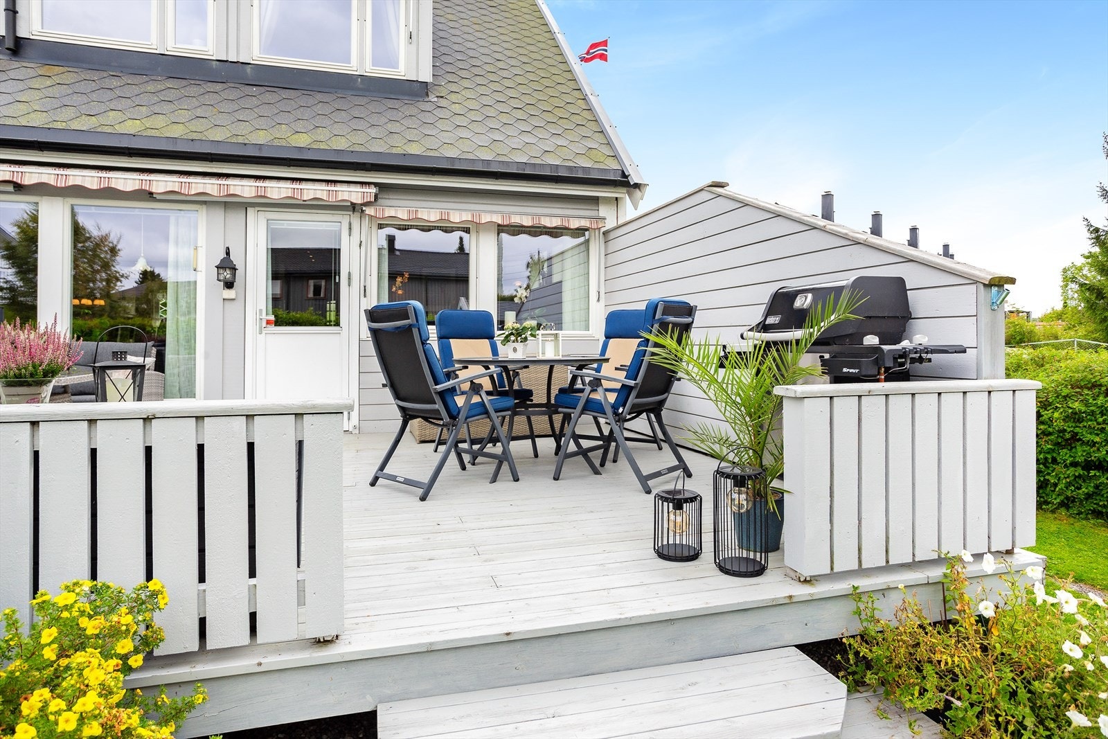 Dekket er i tre og det er trapp ned til hagen. Galleribilde