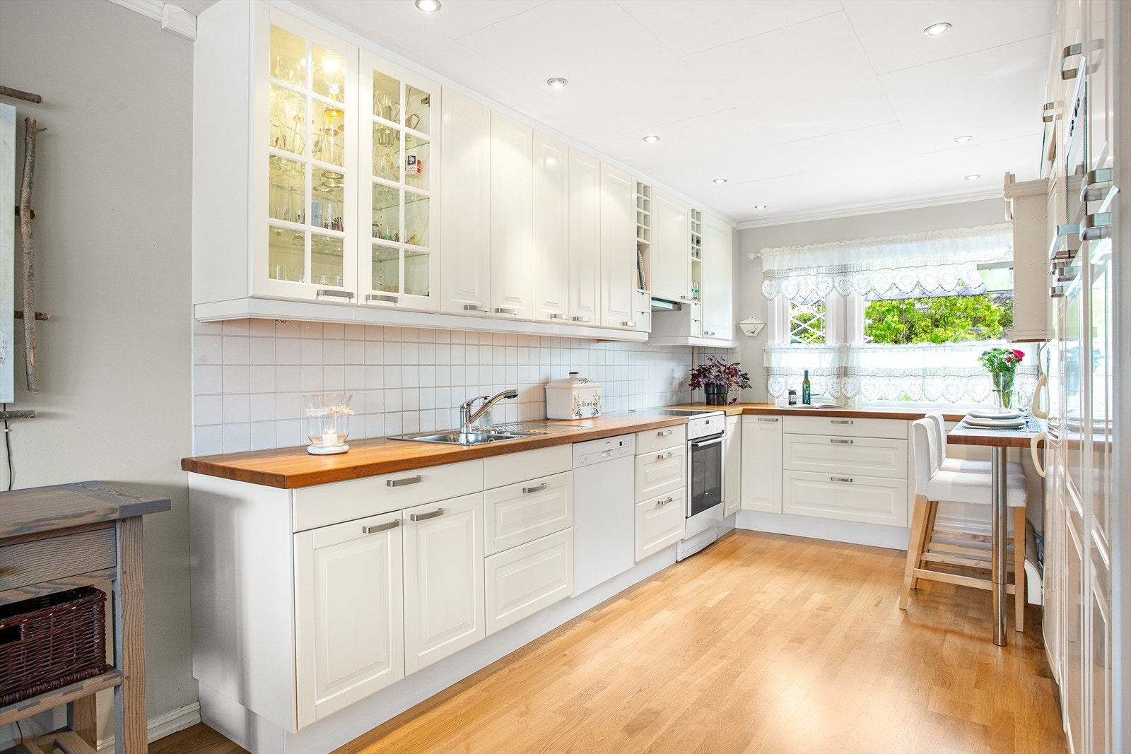 Kjøkkenet ligger åpent mot stuen, men i en klart avgrenset sone. Galleribilde