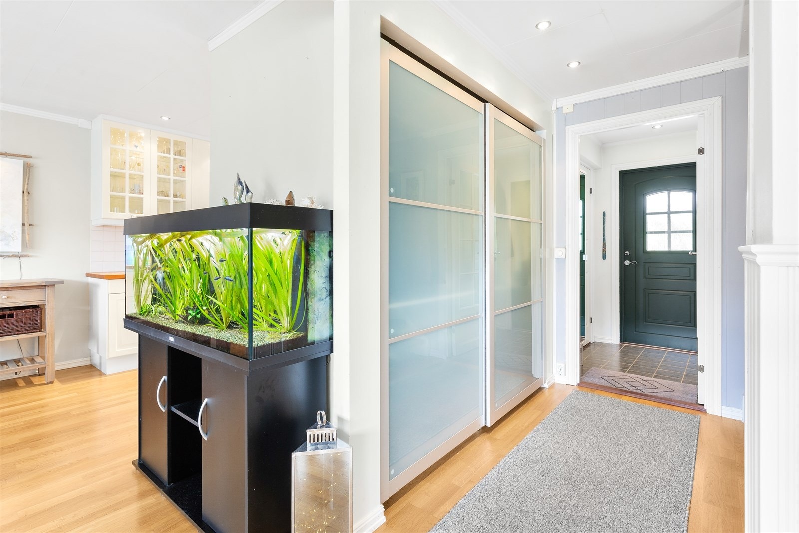 Her er det montert en skyvedørsgarderobe med frostede glassdører. Dette gir rikelig oppbevaringsplass. Galleribilde