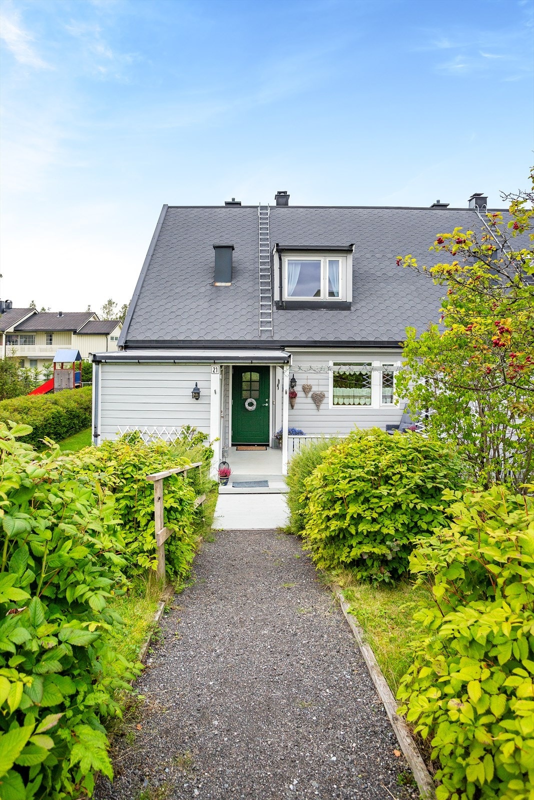 Rekkehuset har et hyggelig inngangsparti mot østvendt hage. Galleribilde