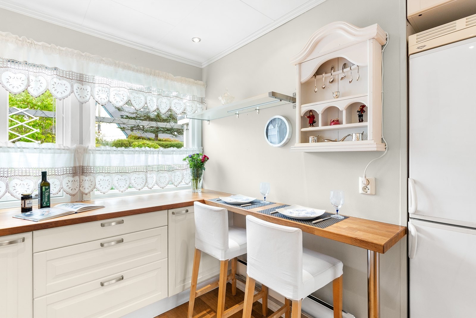 Det er vindu over endebenken som gir godt med naturlig lys på kjøkkenet. Galleribilde