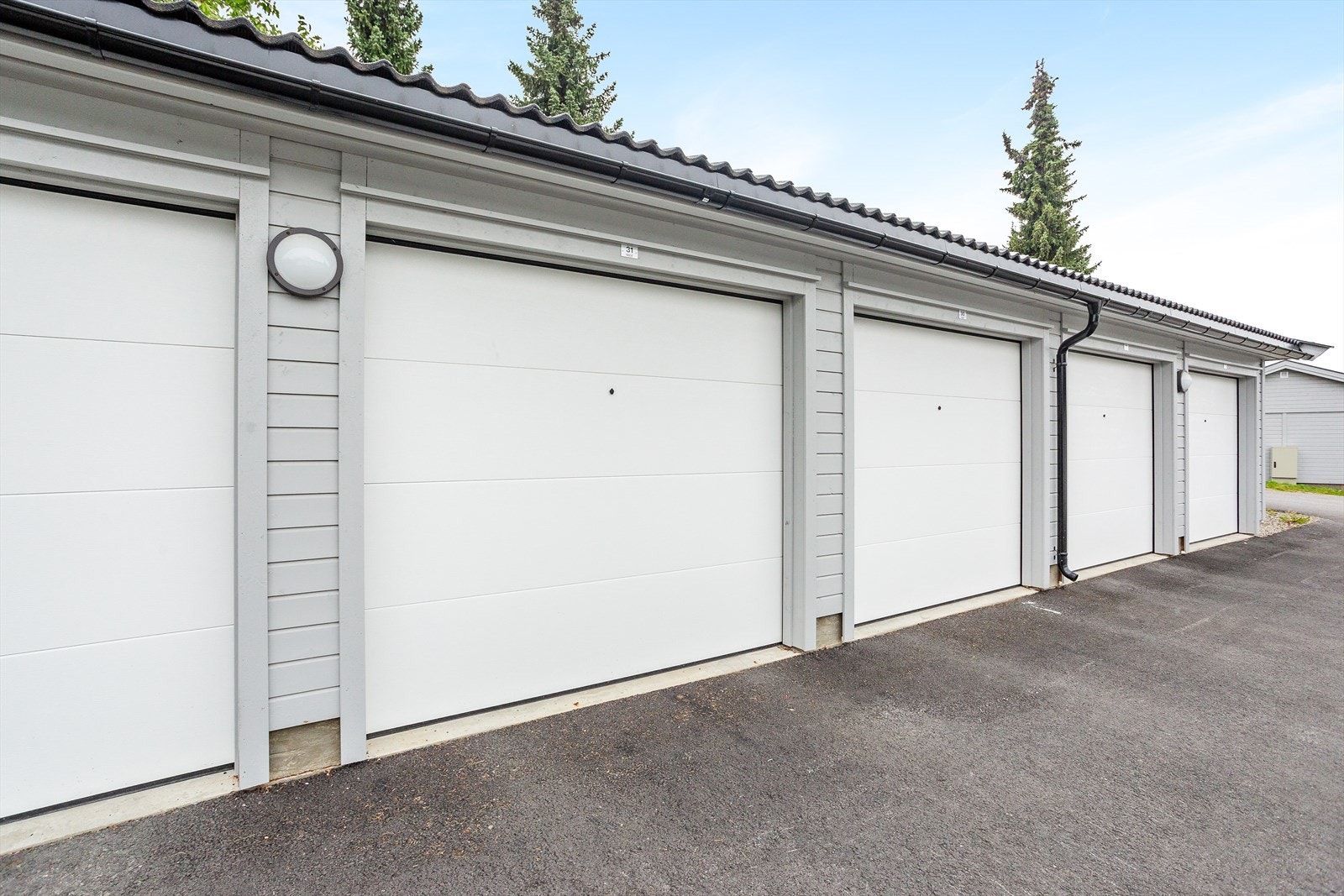 Til rekkehuset følger en garasje i rekke. Galleribilde