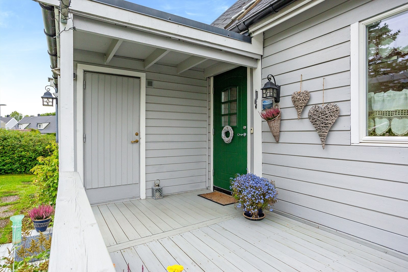 En romslig utebod ved inngangspartiet. Galleribilde