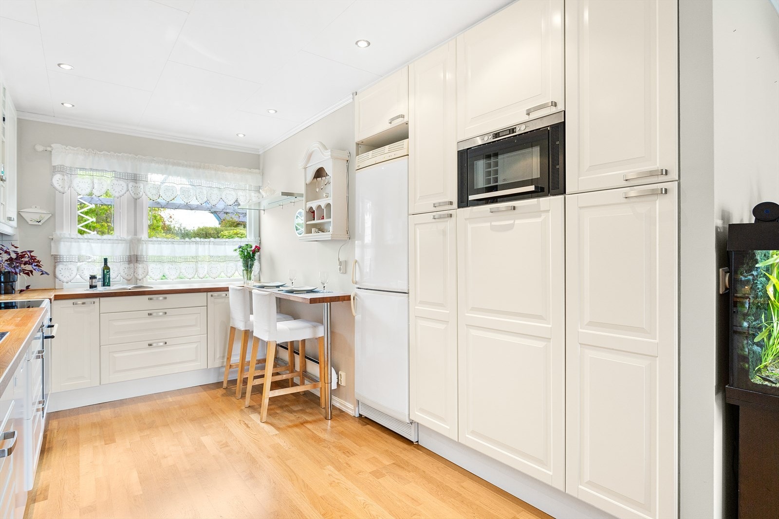 Innredningen er plassert langs tre sider med takhøye skap, så det er godt med oppbevaringsplass. Galleribilde