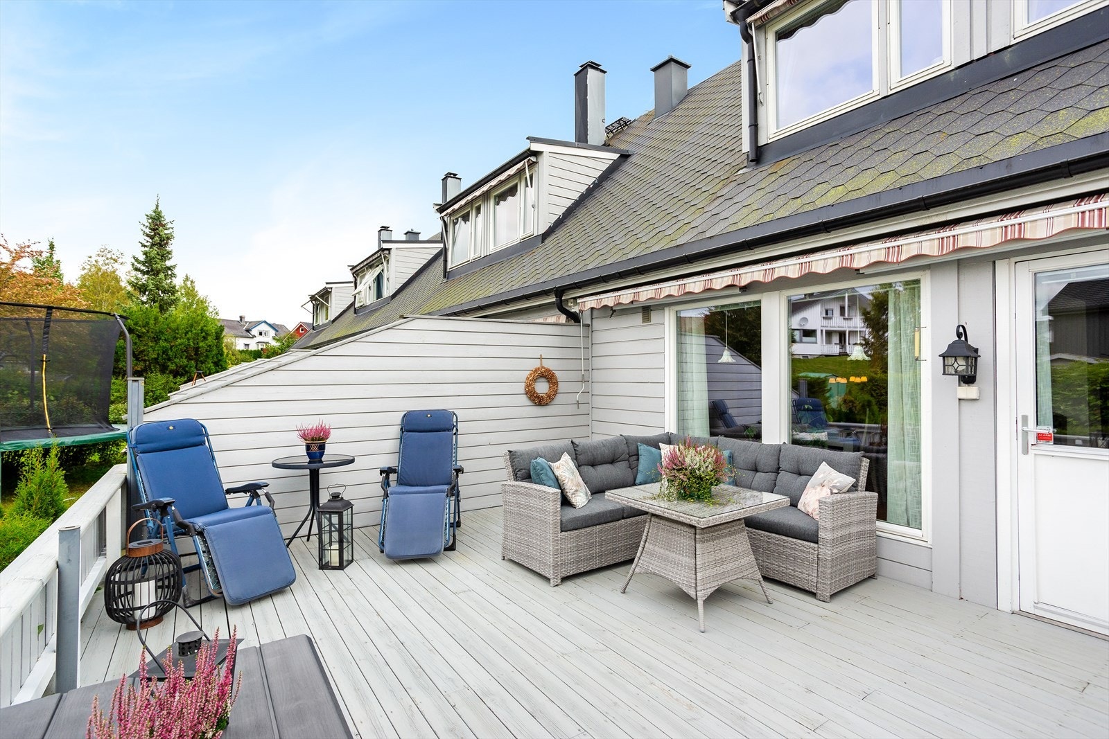 Mot hagen i vest er det bygd en stor terrasse på ca. 32 kvm, med utmerkede solforhold. Galleribilde