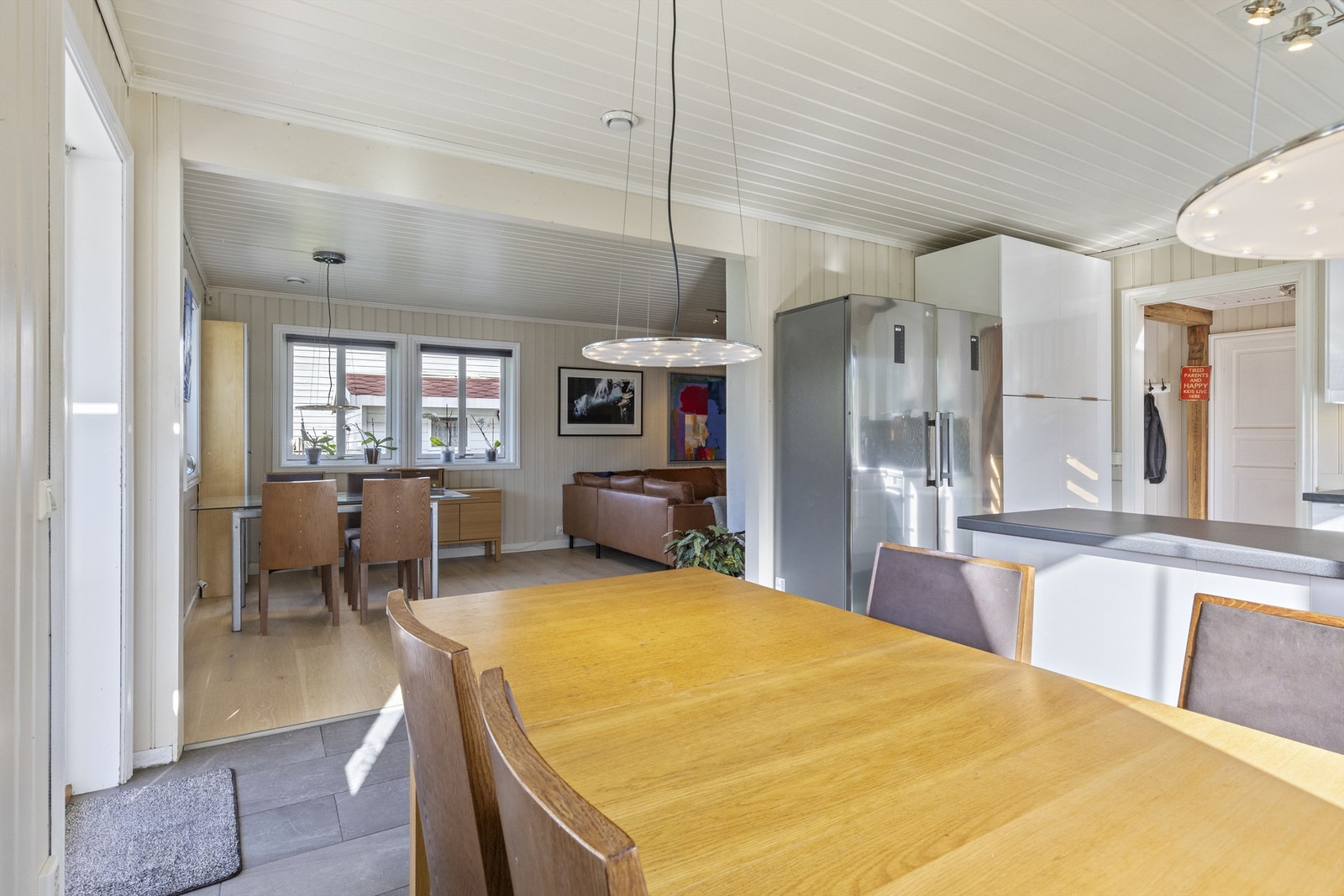 Utgang til terrasse fra både stue og kjøkken Galleribilde