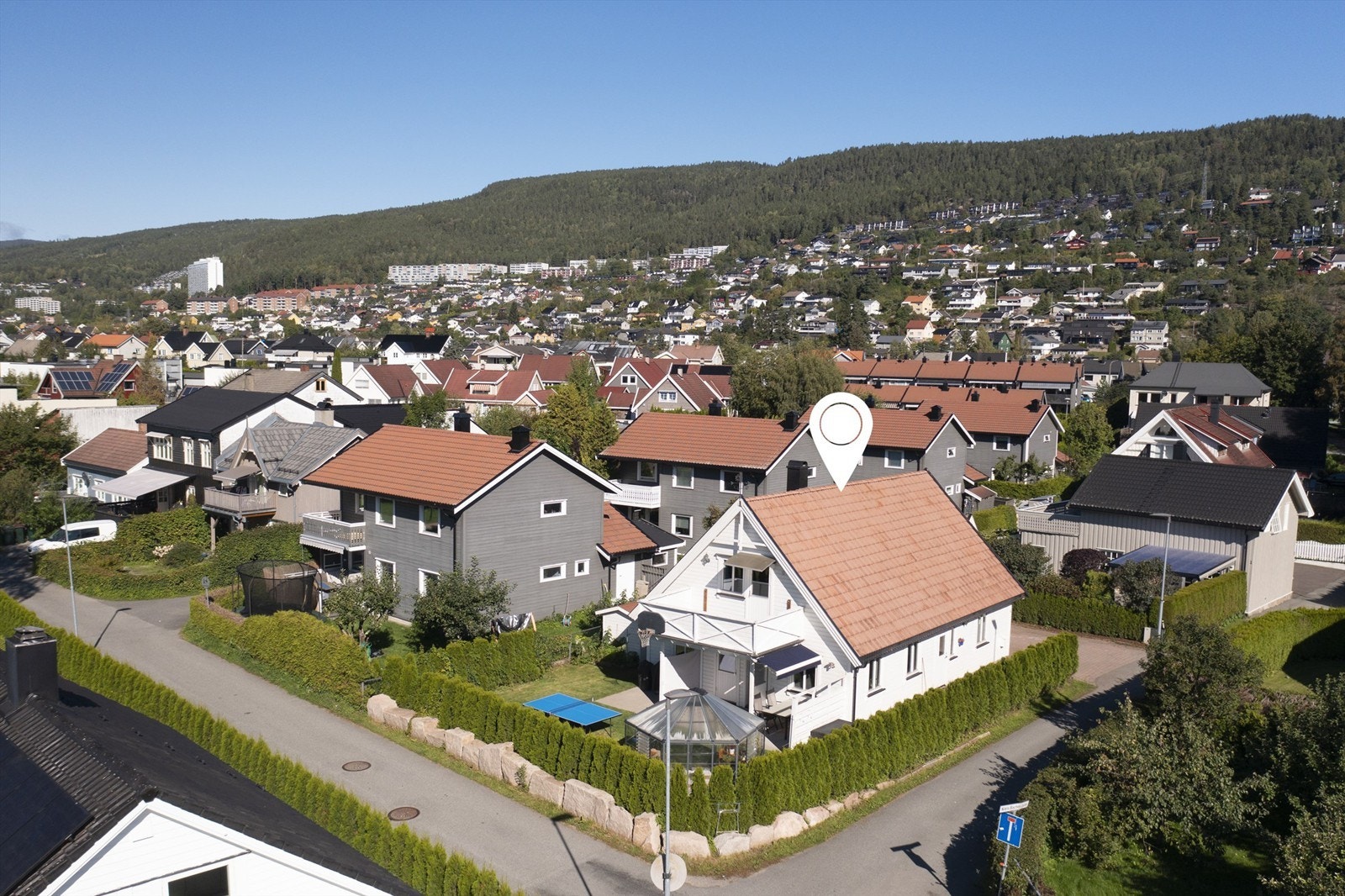 Uteplassene har sol fra ca. kl. 09.00 til ca. kl. 21.00 (midtsommerstid) iflg. selger Galleribilde