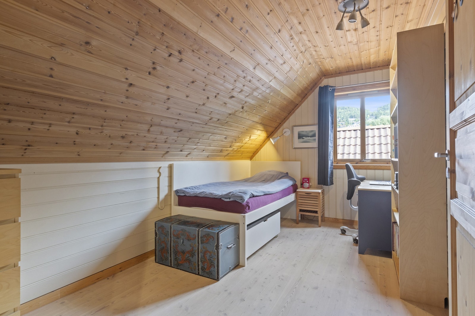 Soverom 2 med gulvbord av heltre, malt panel på vegger og malt panel i himling Galleribilde