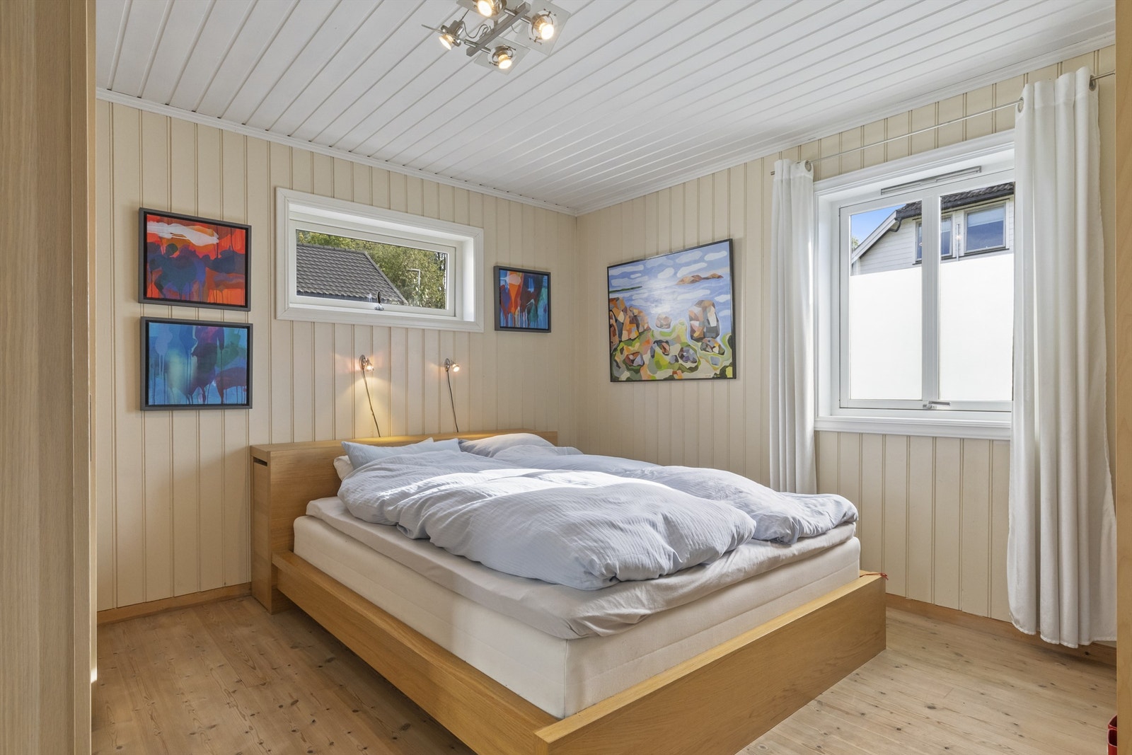 Soverom 4 med gulvbord, malt panel på vegger og malt panel i himling Galleribilde