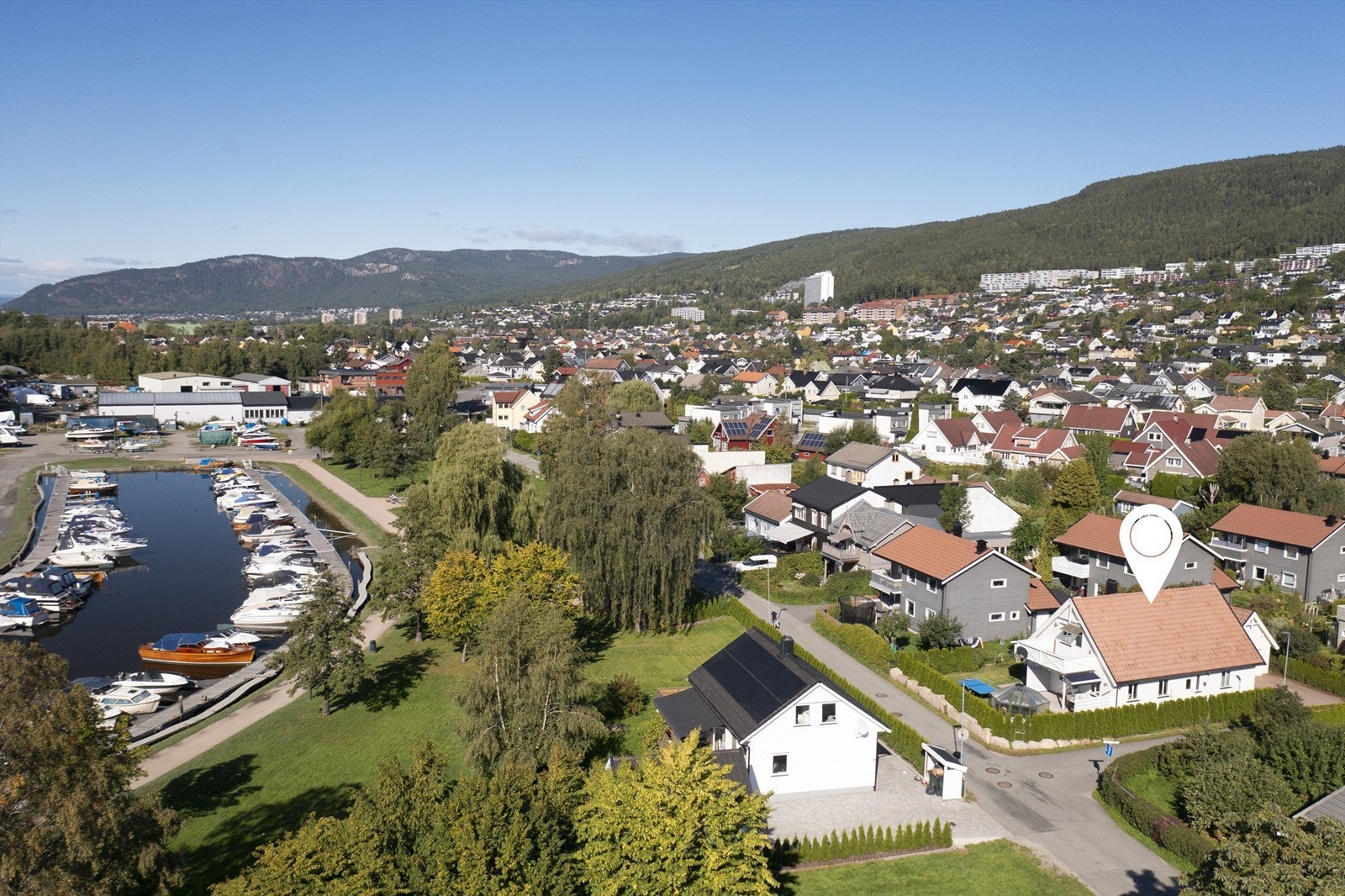 Kort gangavstand til matbutikk, parkområde og småbåthavn Galleribilde