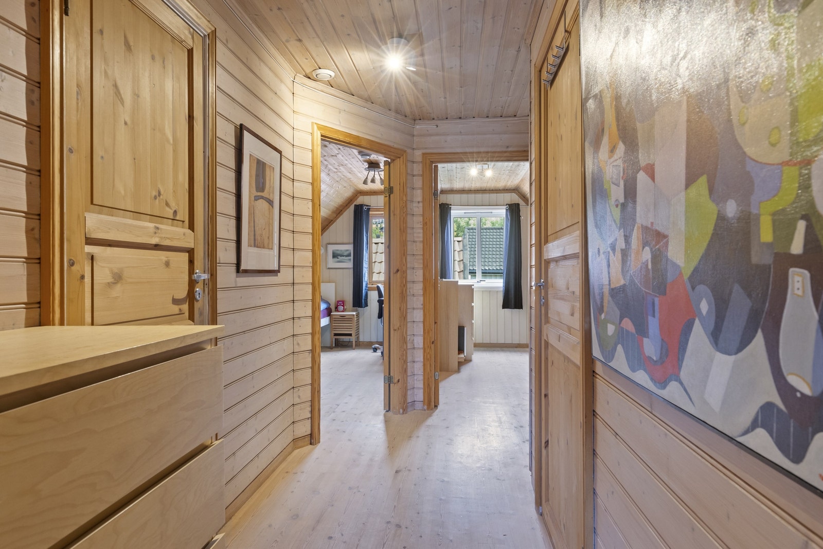 Gang med tilgang til uinnredet kaldtloft via luke Galleribilde