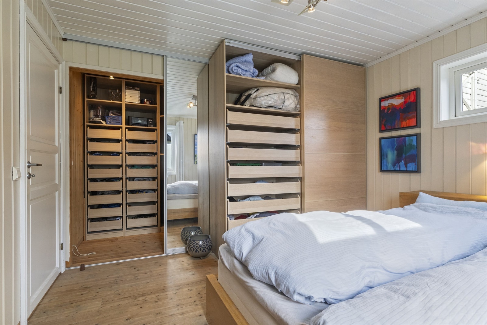 Soverom 4 med skyvedørsgarderobe og tilgang til garderoberom Galleribilde