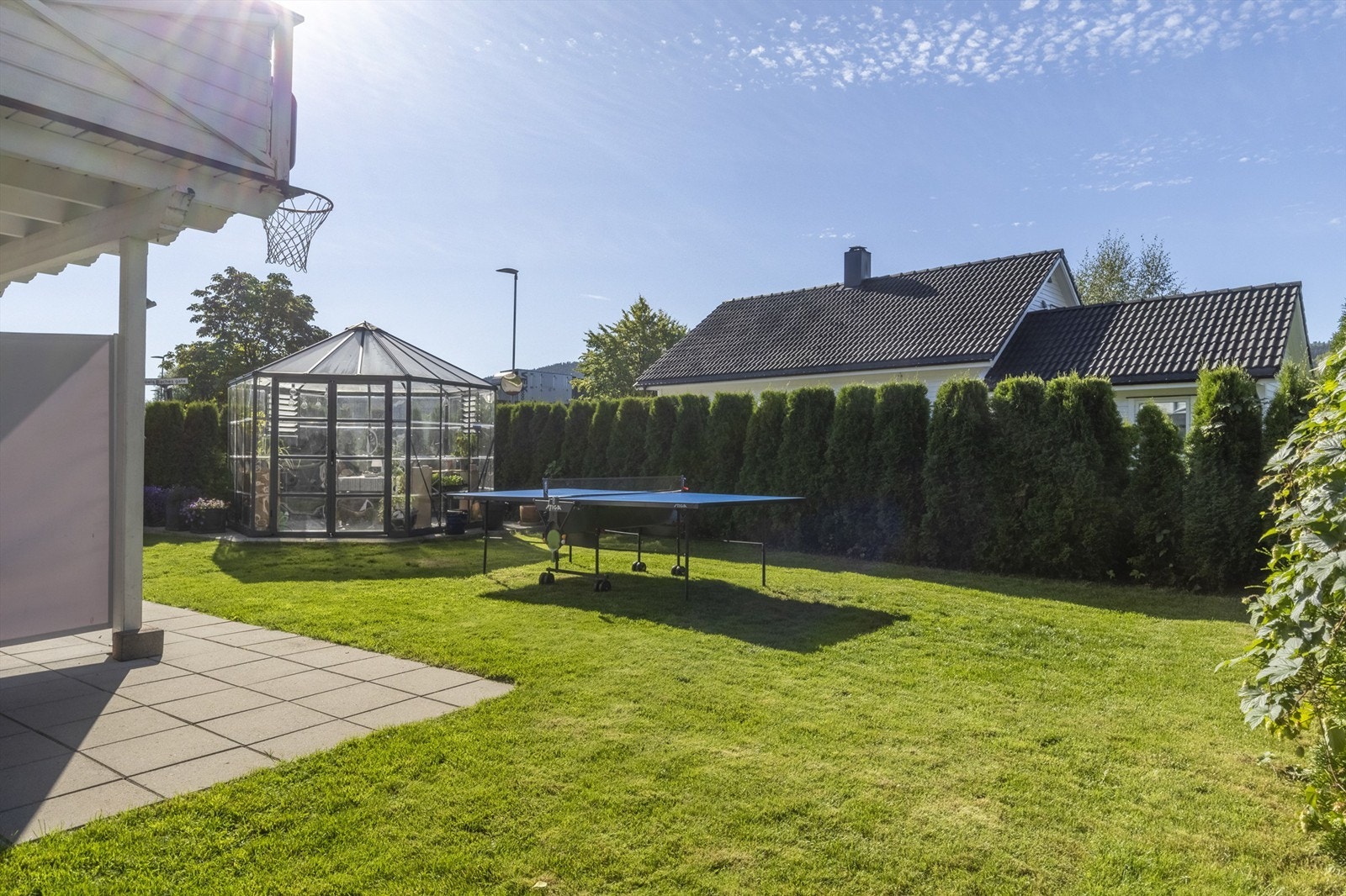 Videre er det direkte adkomst til hageområde og markterrasse Galleribilde