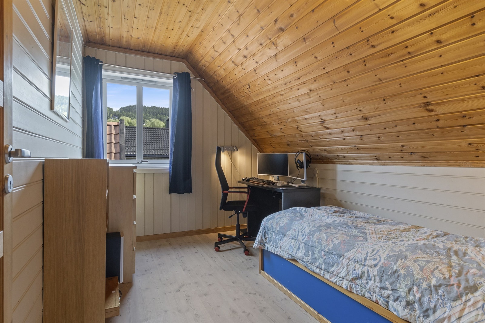 Soverom 3 med gulvbord av heltre, malt panel på vegger og malt panel i himling Galleribilde