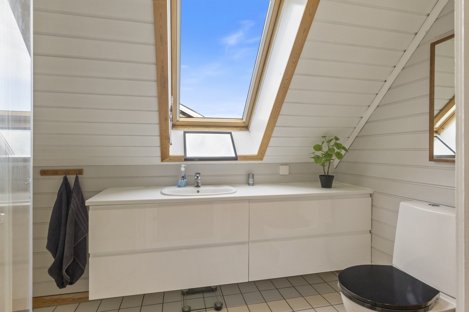 Badet har dusjkabinett og gulvvarme Galleribilde