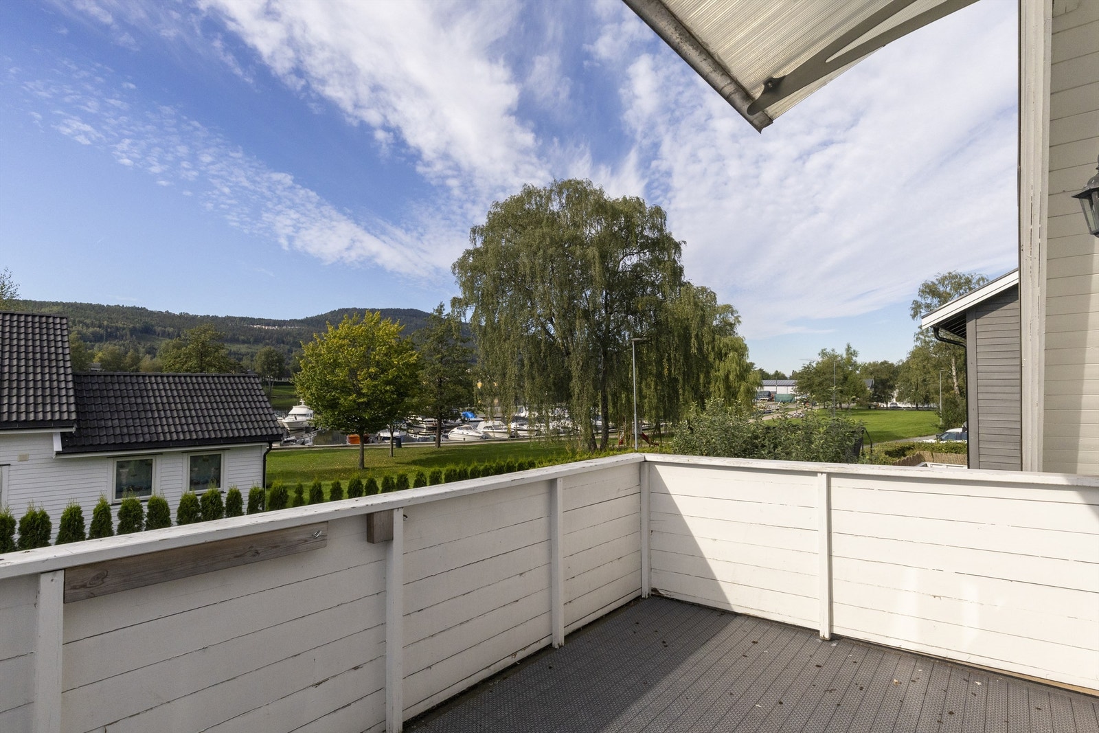 Sørvendt balkong på ca. 10 kvm med utvendig belysning Galleribilde