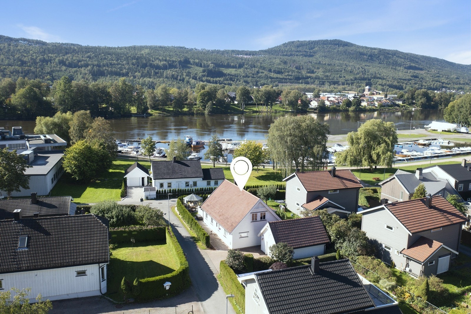 Kort vei til idrettsanlegg, togstasjon og Gulskogen senteret Galleribilde