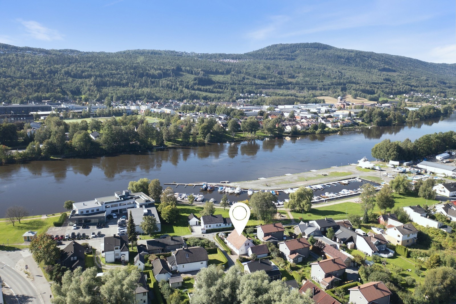 Elvepromenaden ligger rett i nærheten med turveier til sentrum, Åssiden Elvepark, etc. Galleribilde