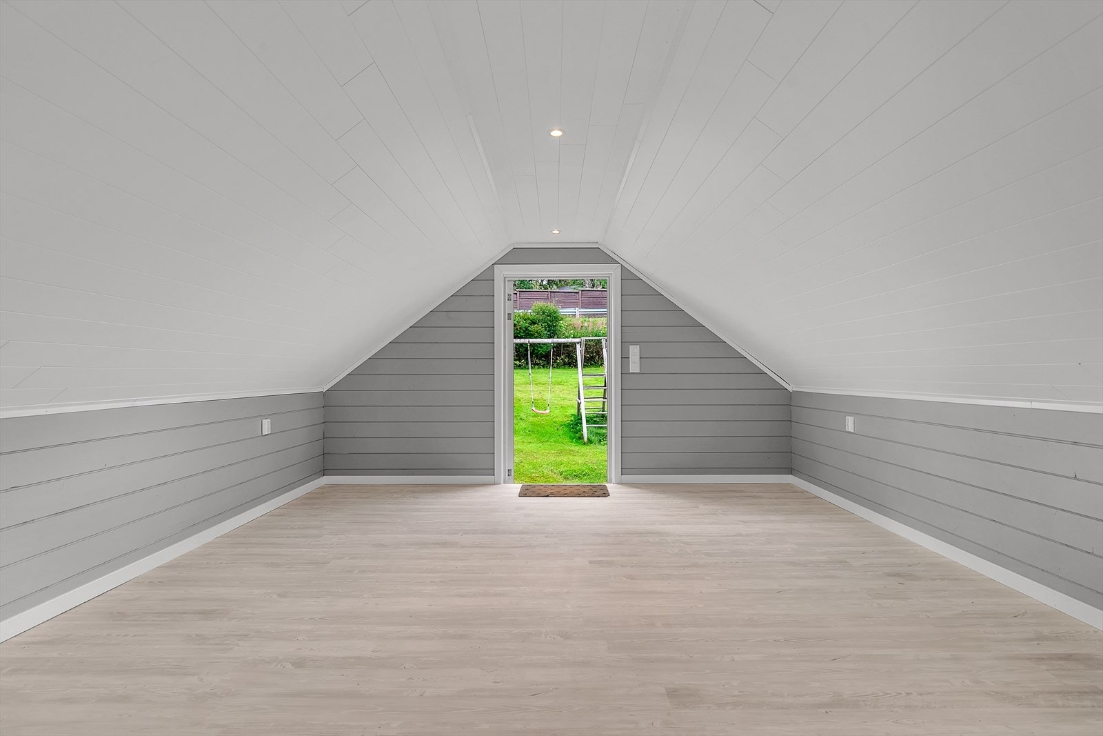 Innredet loft i garasje Galleribilde