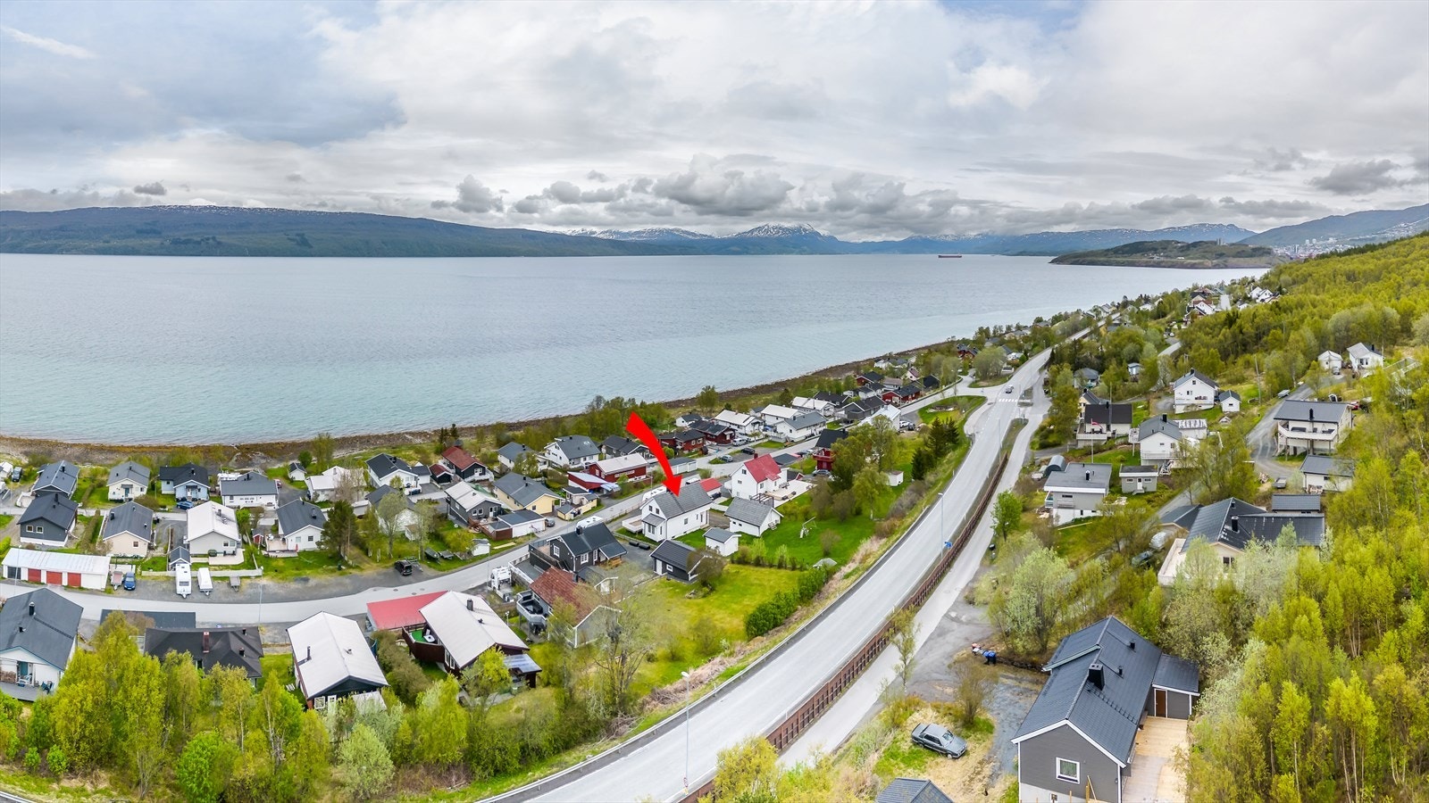Ca. 3 km til Ankenes barneskole. dagligvarebutikk, post, idrettshall og fotballbane. Galleribilde