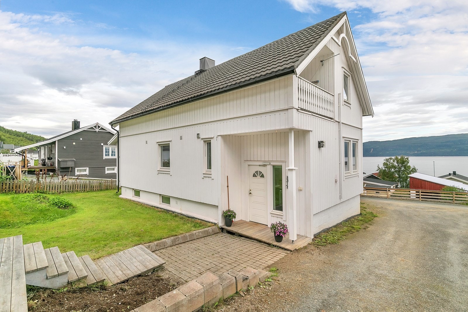 Eiendommen ligger i et veletablert og populært boligstrøk på Emmenes. Galleribilde