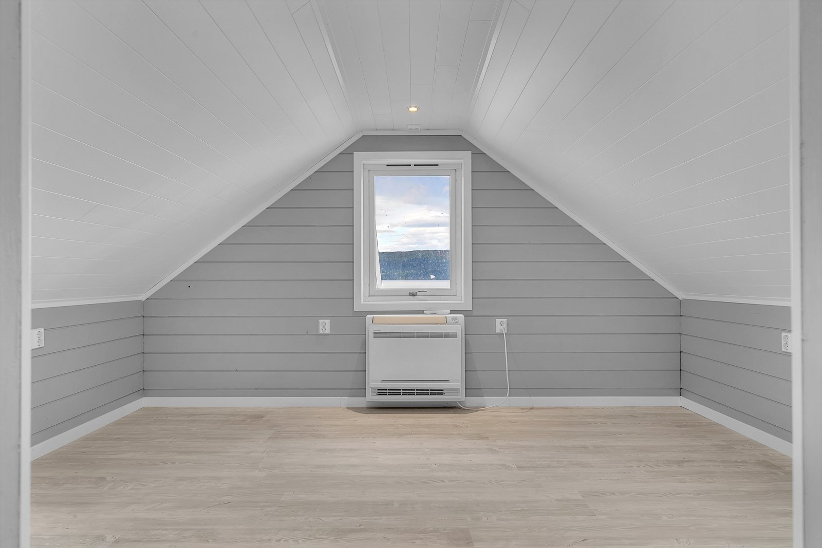 Innredet loft i garasje Galleribilde