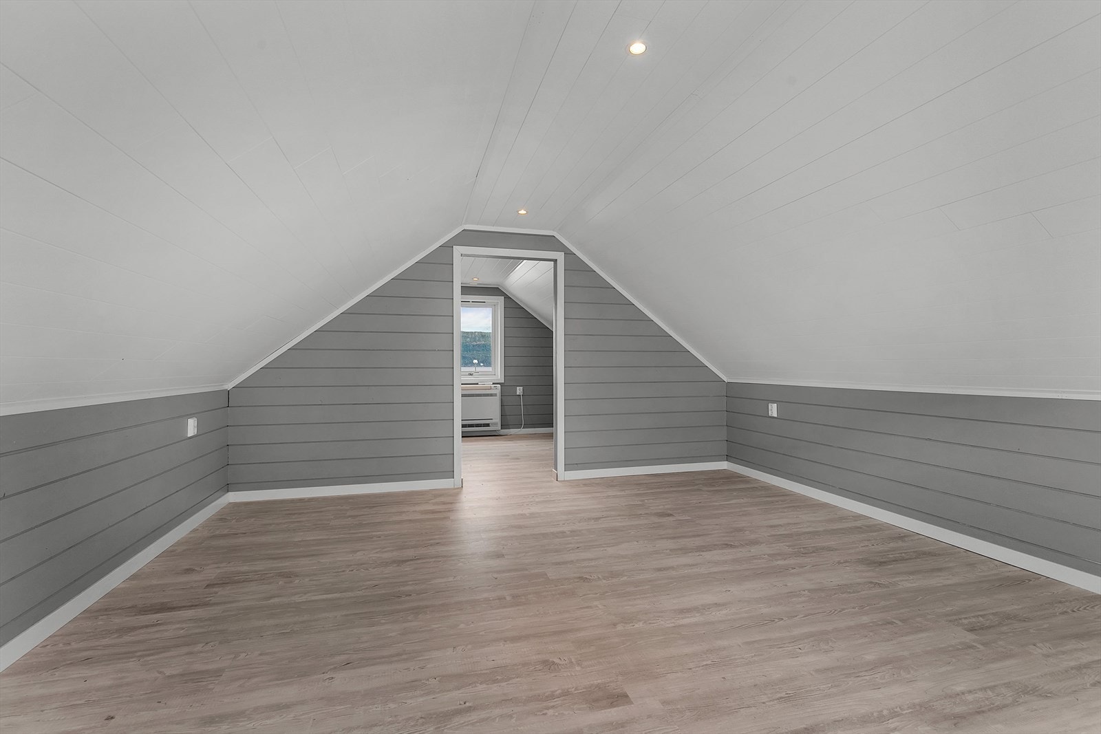 Innredet loft i garasje Galleribilde