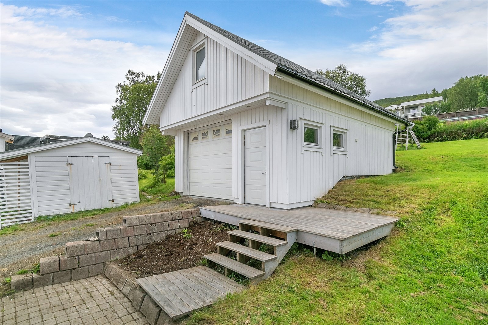 Garasje med innredet loft. Loftet ble innredet i 2020. Galleribilde